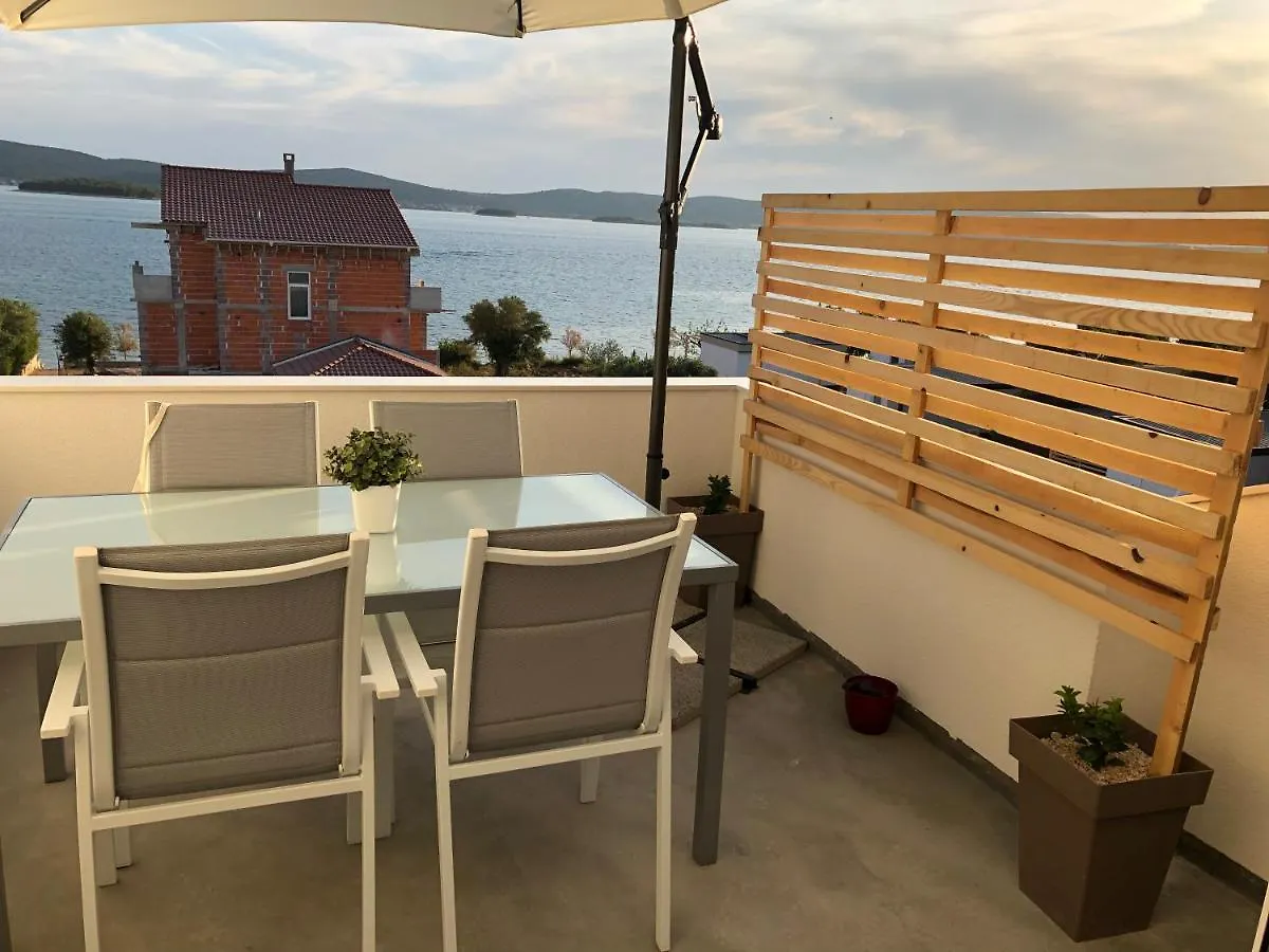 Πανσιόν Apartments Lucie Biograd Na Moru